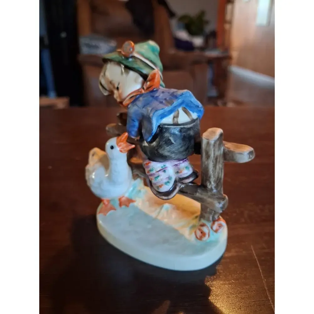 Hummel Goebel Figurine ''BARNYARD HERO #195 2/0 . 4.in